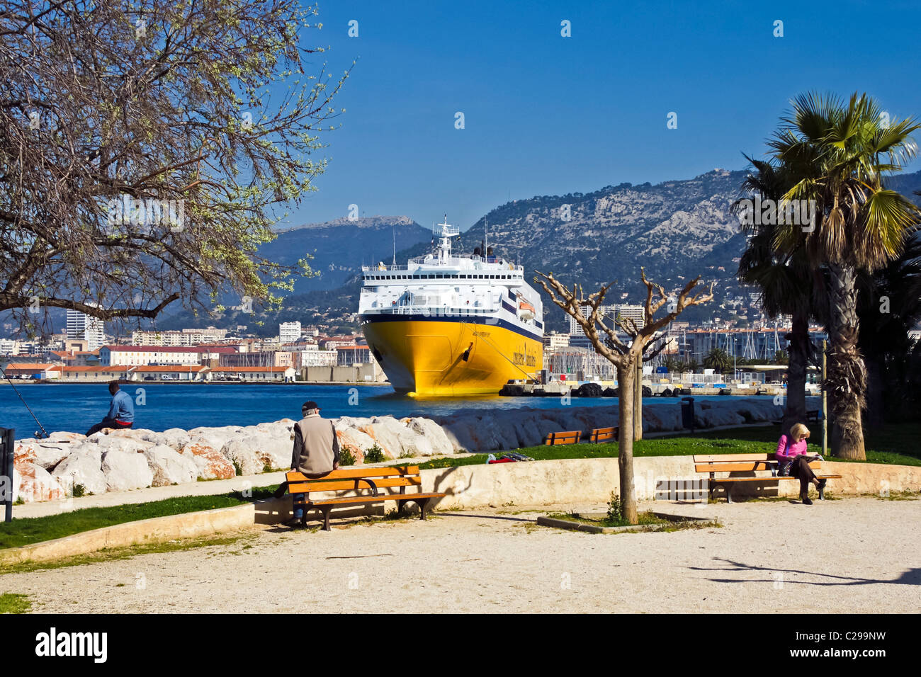 La corse et la Sardaigne Ferries en voiture et ferry Mega Express 5 port de Toulon France Banque D'Images