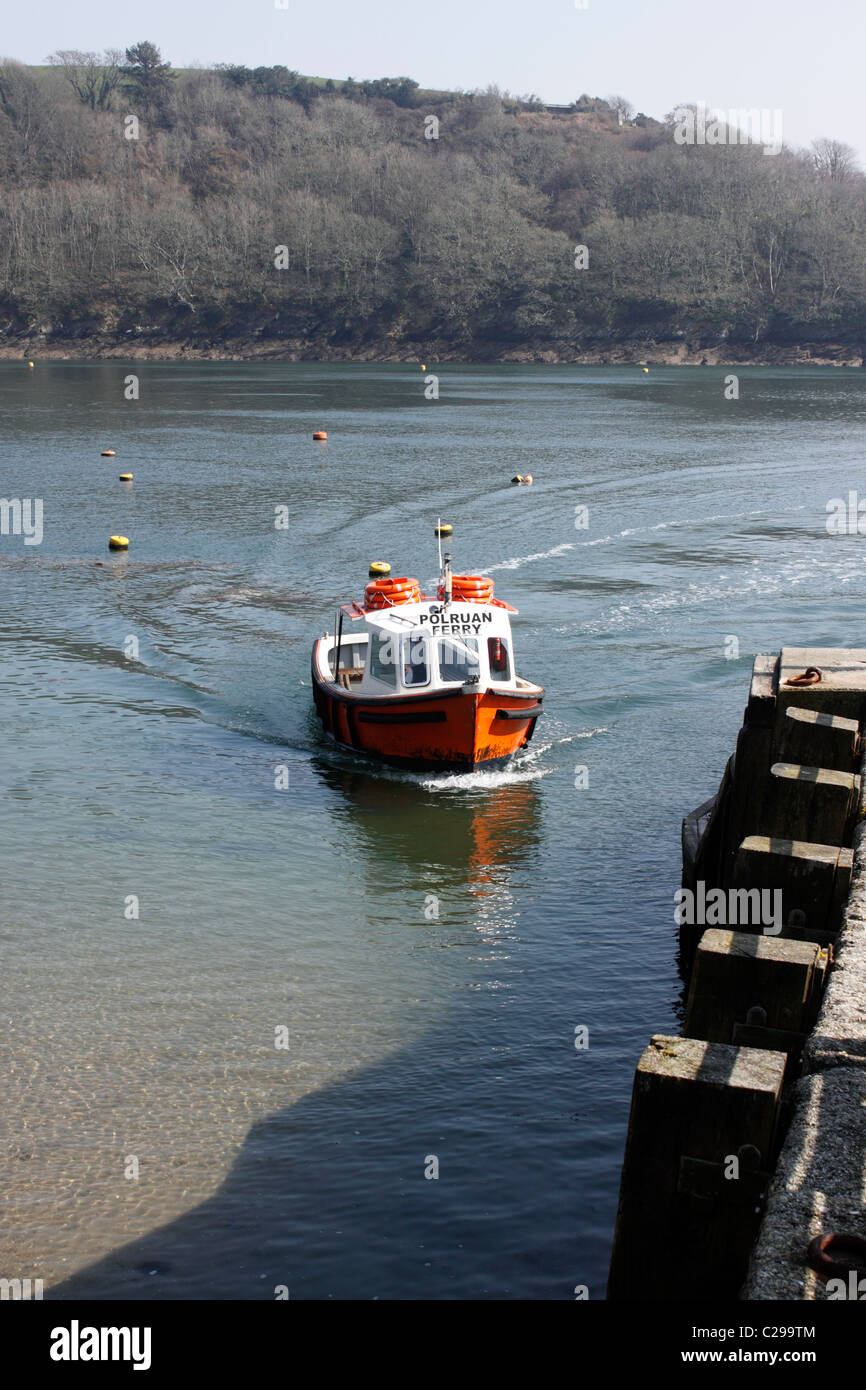 POLRUAN LE FERRY DANS LE TOWN QUAY À FOWEY. CORNWALL UK. Banque D'Images