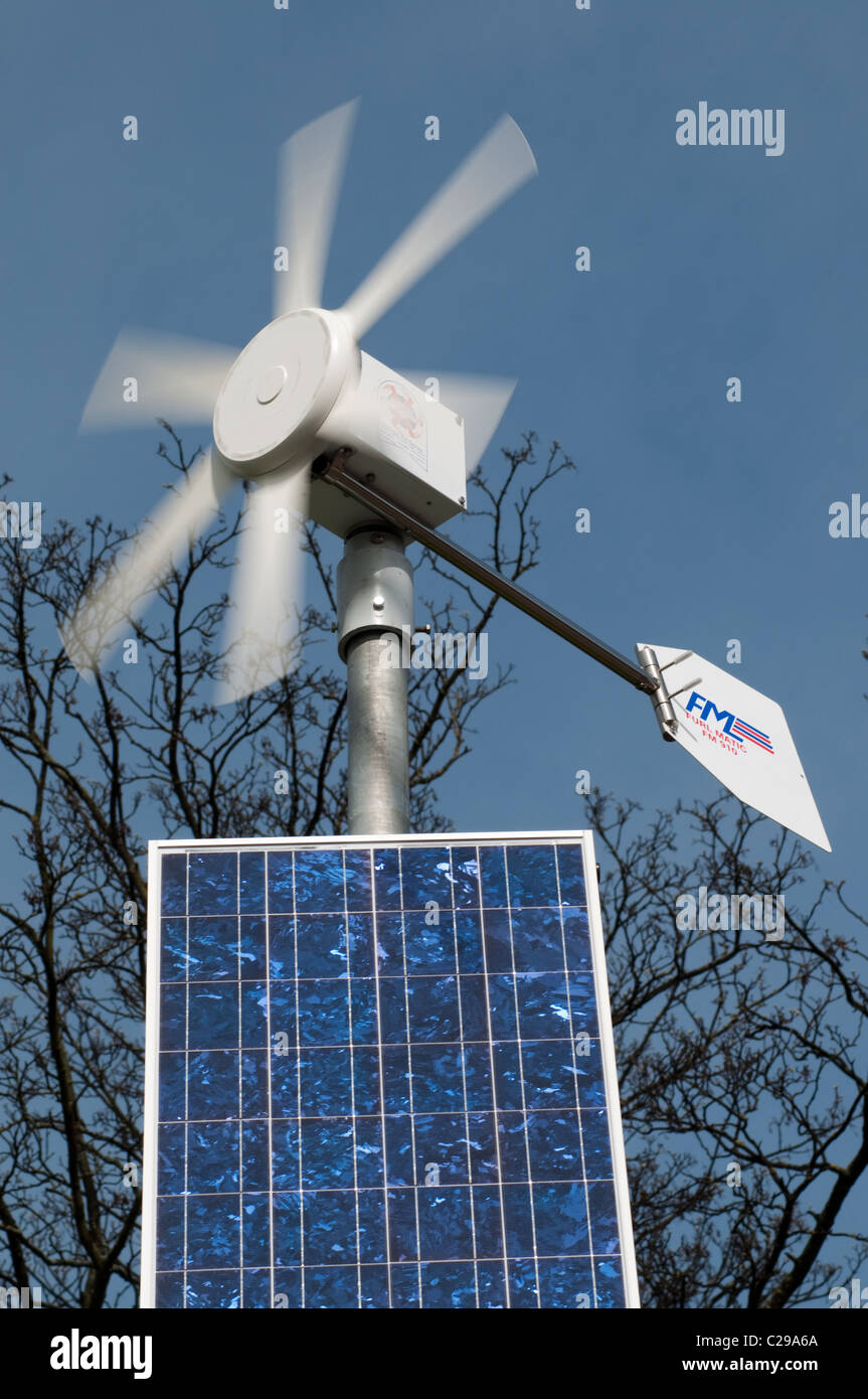 Petite éolienne et panneau solaire. Banque D'Images