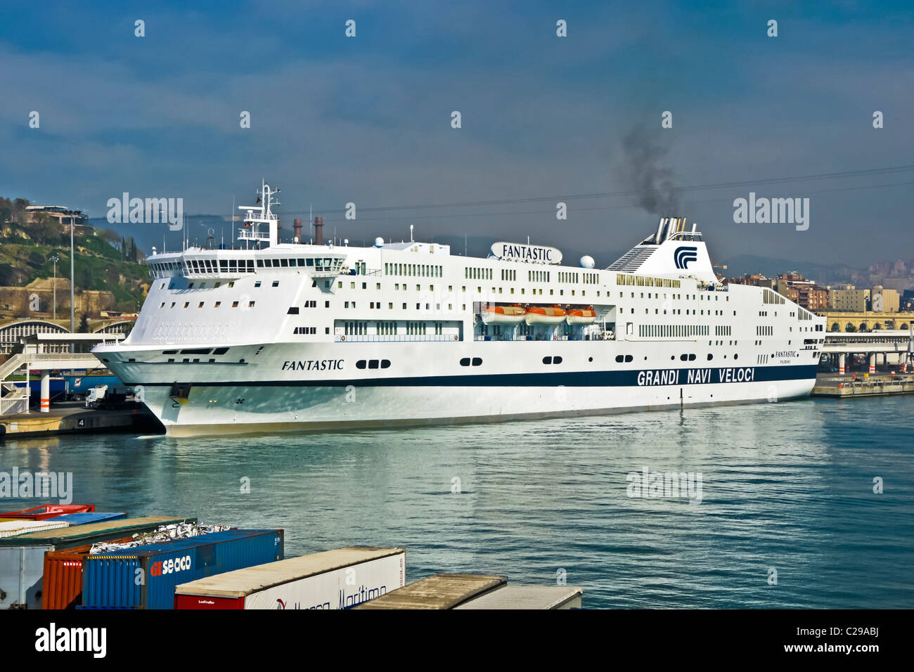 Grandi Navi Veloci et voiture fantastique traversier de passagers de quitter le port de Barcelone en Espagne Banque D'Images