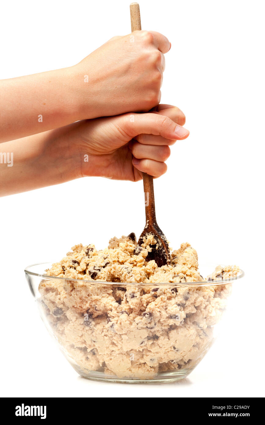 Un grand bol de pâte à biscuits au chocolat cru Banque D'Images