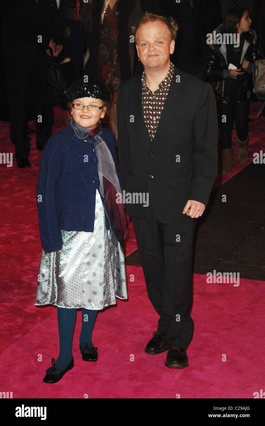 Toby Jones et sa fille première mondiale de St Trinian's 2 : La Légende de Fritton's Gold tenue à l'Empire Leicester Square Banque D'Images