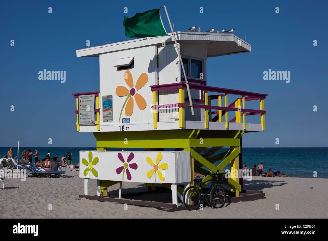 Lifeguard hut on the beach, South Beach, Miami, Floride, USA Banque D'Images