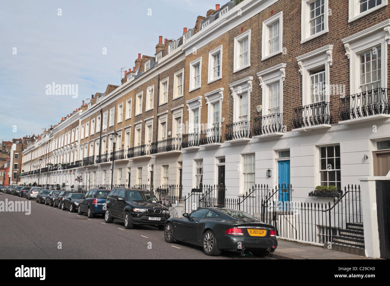Vue générale terrasse propriétés sur Moore Street, Royal Borough de Kensington & Chelsea, London, SW3, au Royaume-Uni. Banque D'Images