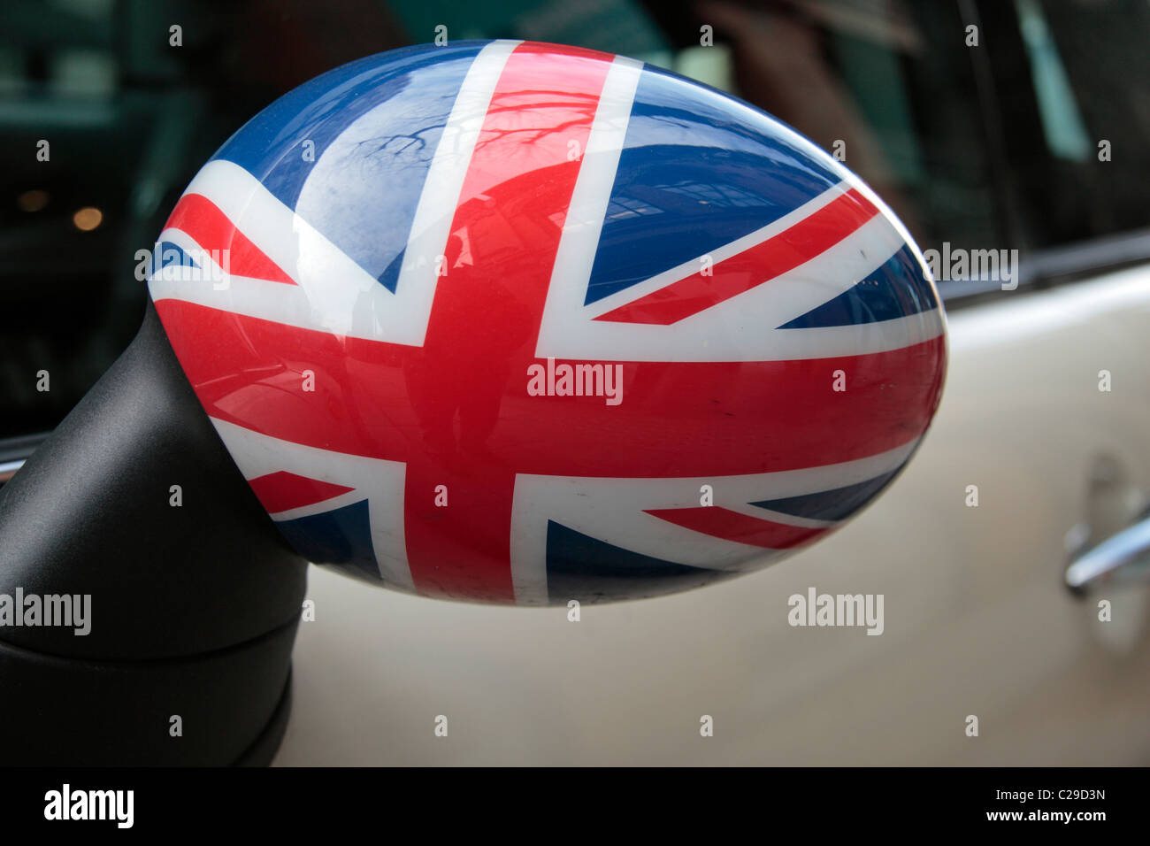 L'Union Flag sur l'aile d'un miroir mini voiture garée à Londres, au Royaume-Uni. Banque D'Images