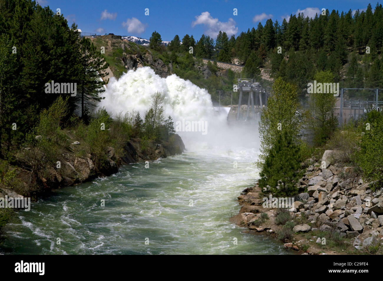 De l'eau élevé pendant le ruissellement printanier au barrage de Cascade et de l'embranchement nord de la rivière Payette, Idaho, USA. Banque D'Images