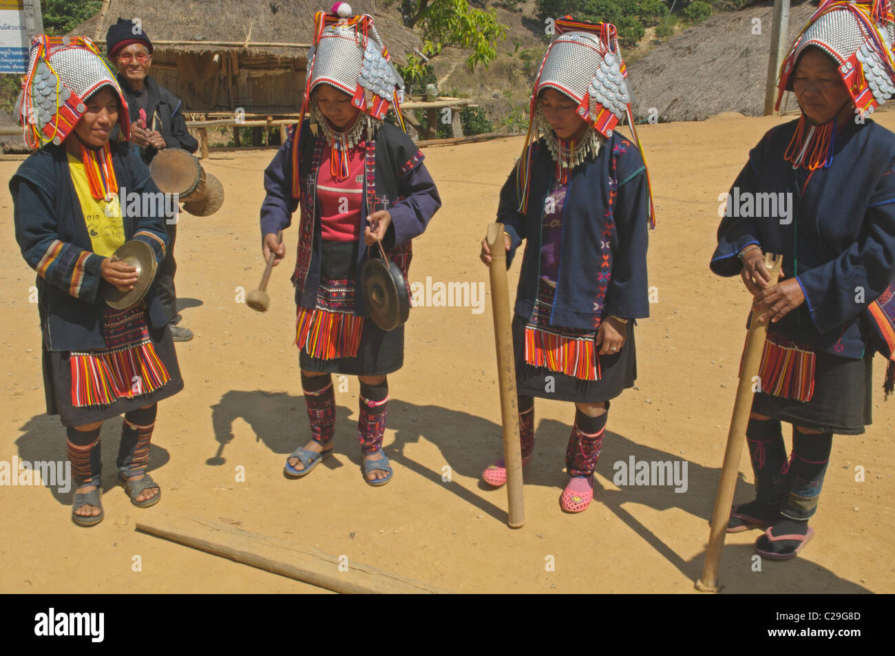 Les femmes Akha faisant une danse de bienvenue à leur village près de Chiang Rai, Thaïlande Banque D'Images