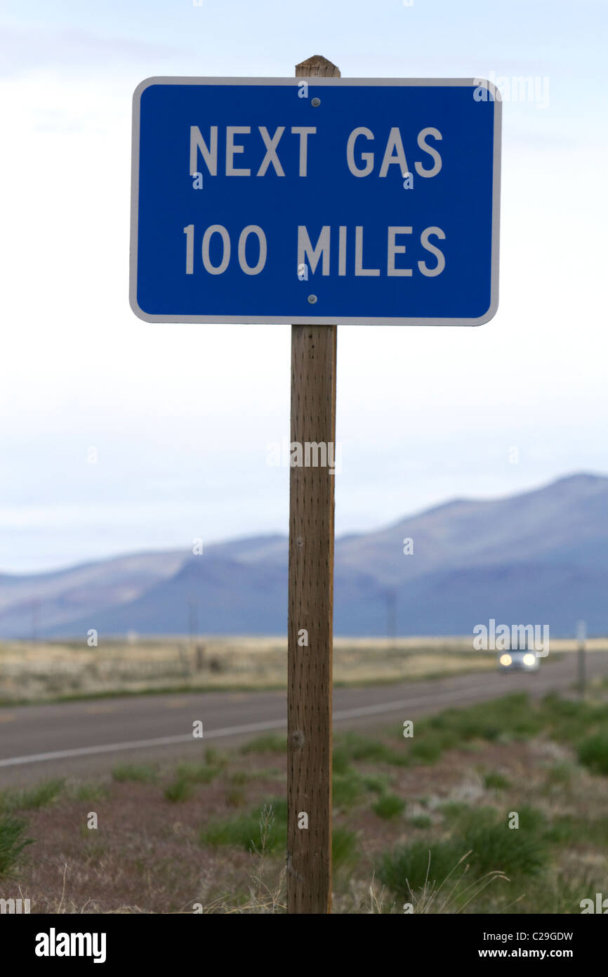 Gaz suivant 100 miles road sign à la frontière de l'Oregon et le Nevada, USA. à McDermitt Banque D'Images