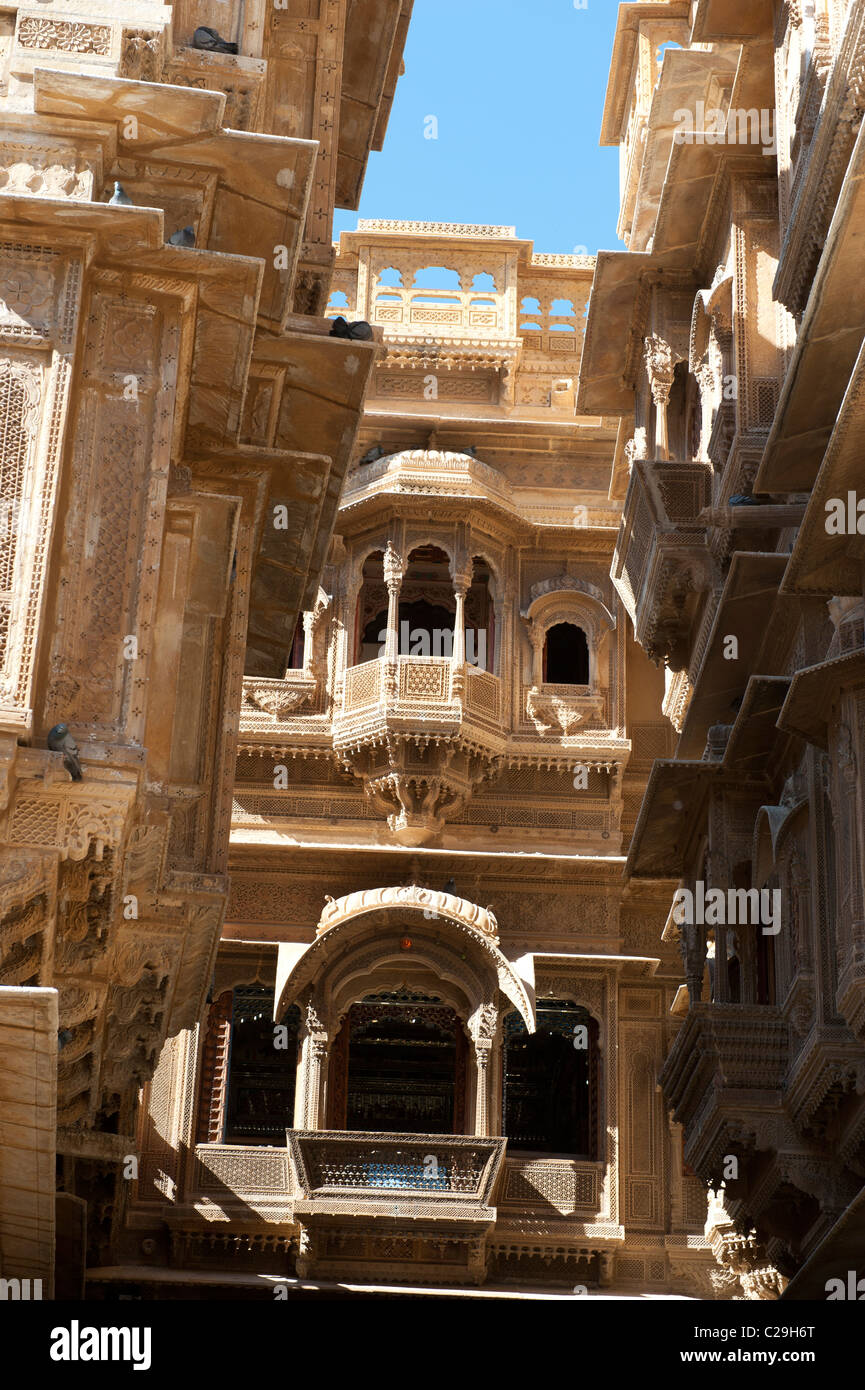 Dans les havelis Havelis vs rue bondée de Jaisalmer, Rajasthan, Inde. Banque D'Images