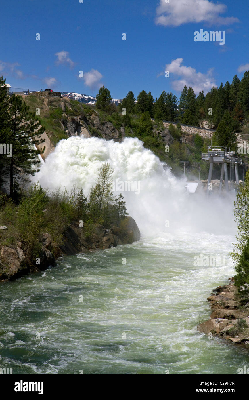 De l'eau élevé pendant le ruissellement printanier au barrage de Cascade et de l'embranchement nord de la rivière Payette, Idaho, USA. Banque D'Images