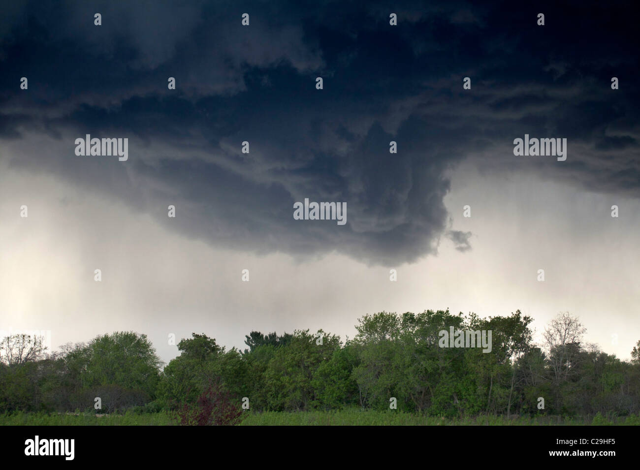Image HDR d'un mur de nuages, prêt à laisser tomber une tornade. Banque D'Images Image HDR d'un mur de nuages, prêt à laisser tomber une tornade. Banque D'Images