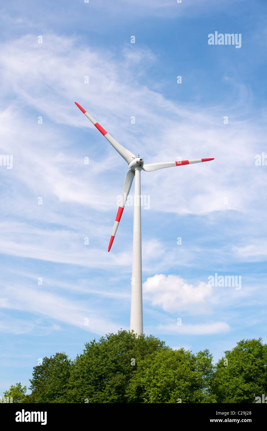 Grande éolienne sur une colline dans l'Hunsrueck Banque D'Images