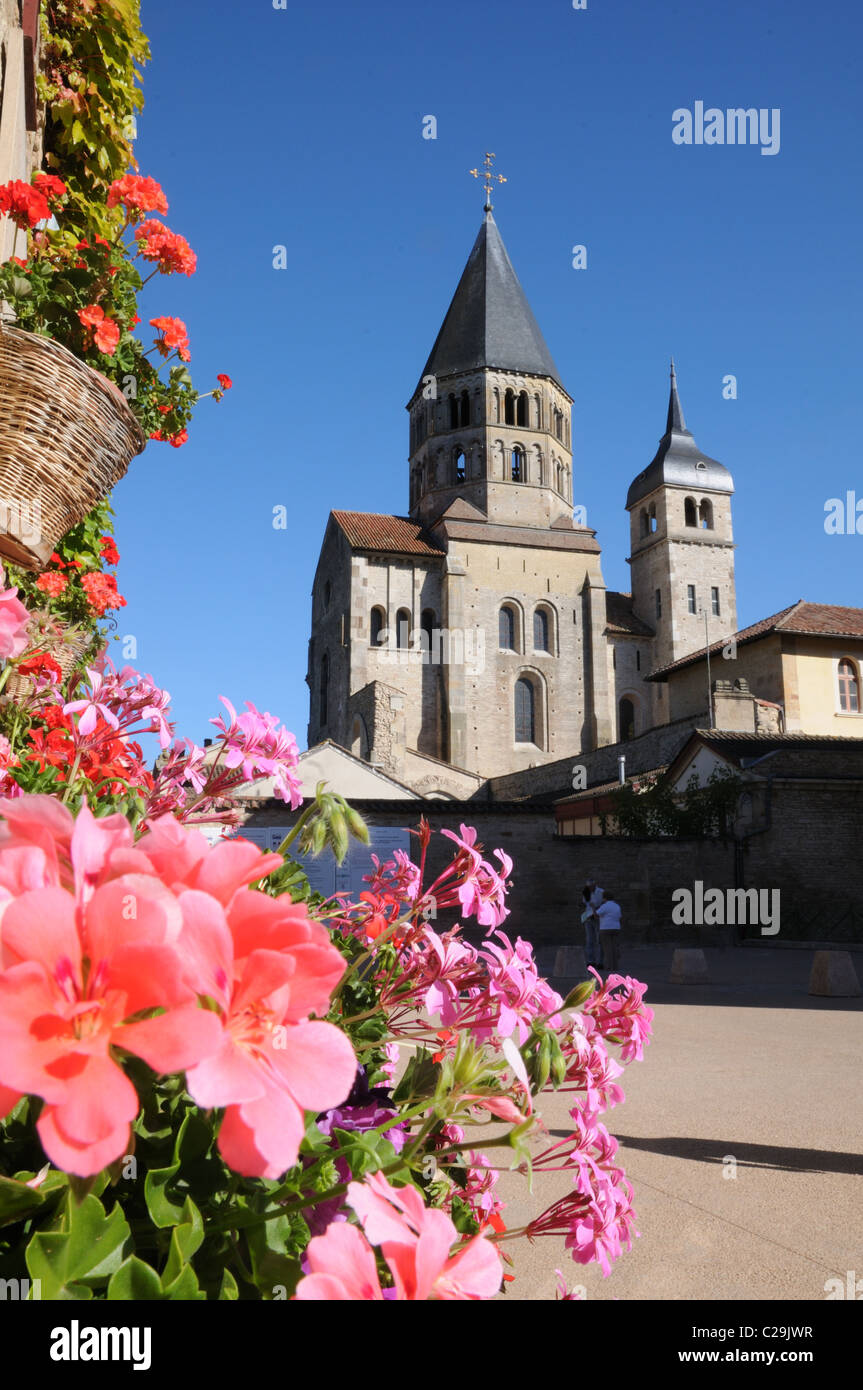 Tours de l'Abbaye de Cluny Bourgogne France avec fleurs et jardin fleuri en premier plan Banque D'Images