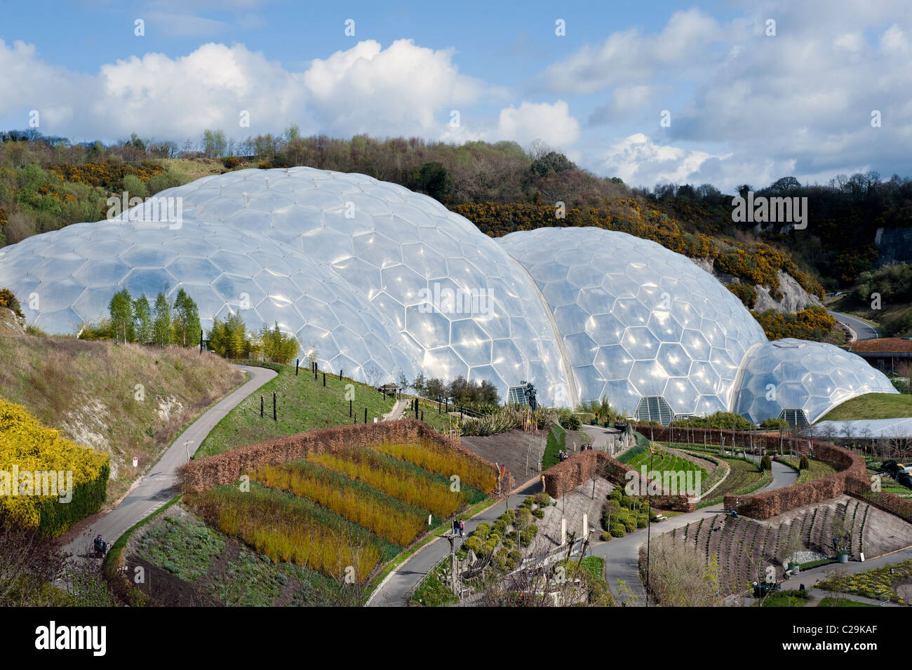 Vue des biomes à l'Eden Project et attraction touristique, centre d'écologie Bodelva, St Austell, Cornwall, England, UK Banque D'Images