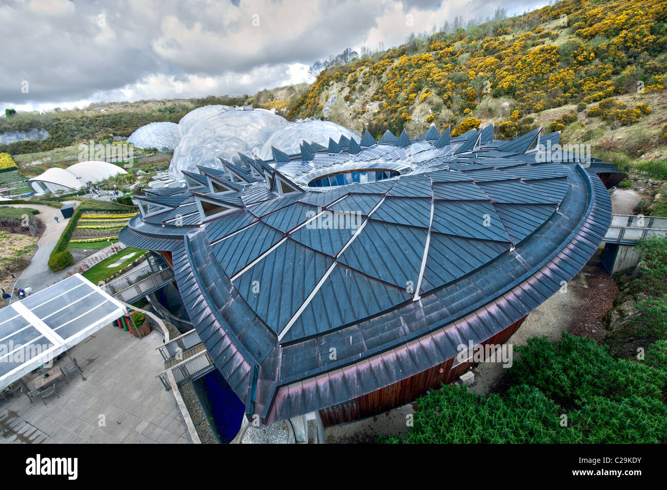 Une vue sur les bâtiments de l'Eden Project et attraction touristique, centre d'écologie Bodelva, St Austell, Cornwall, England, UK Banque D'Images