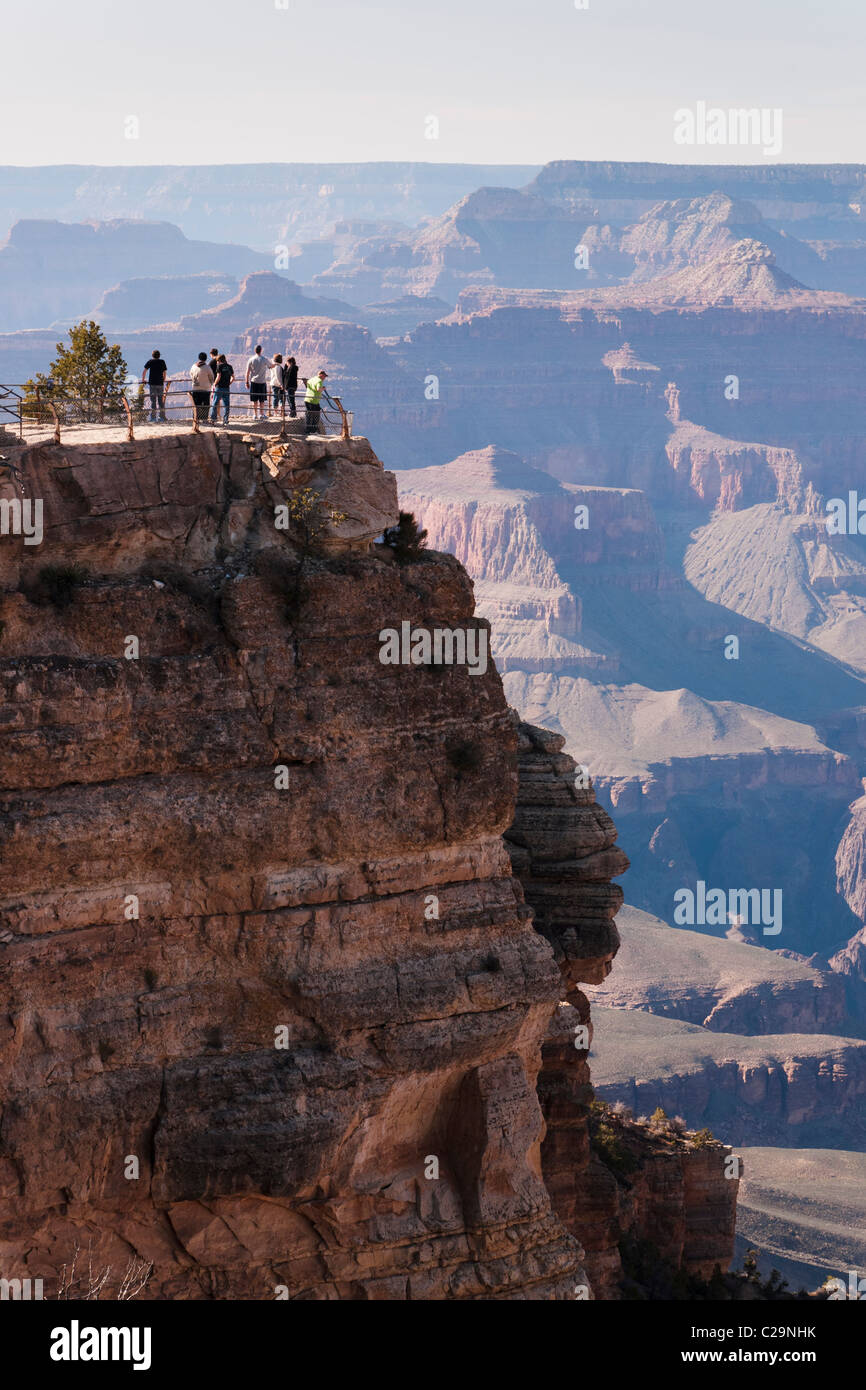 Les touristes profiter de la vue sur le Grand Canyon à Mather Point. Le Parc National du Grand Canyon. Arizona, United States. Banque D'Images