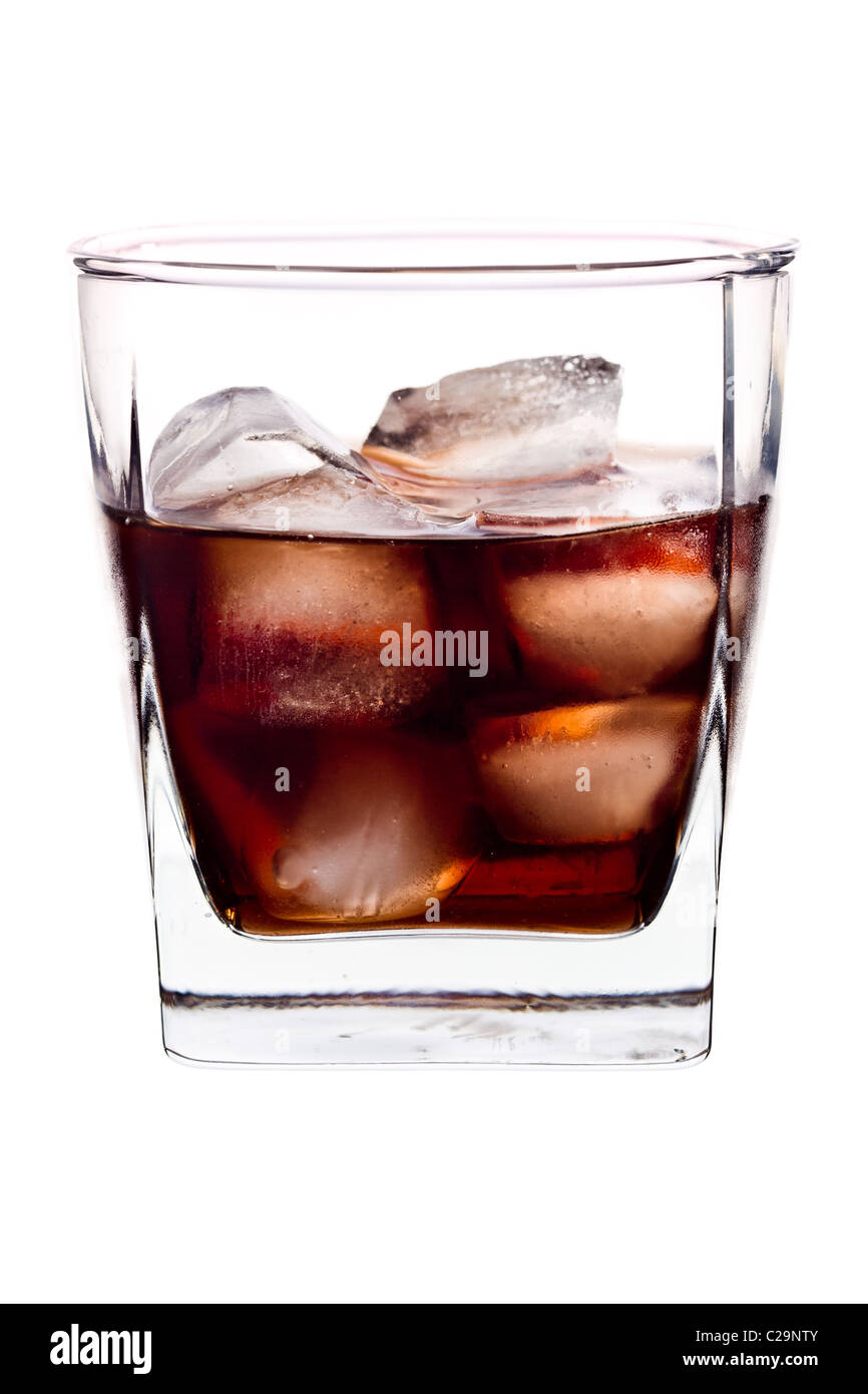 Smokey Scotch Whiskey on the Rocks sur fond blanc. Banque D'Images