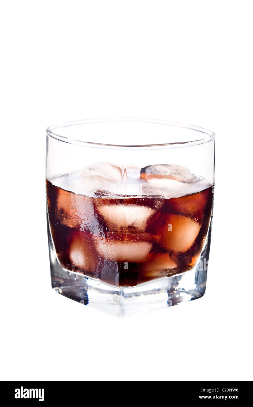 Smokey Scotch Whiskey on the Rocks sur fond blanc. Banque D'Images