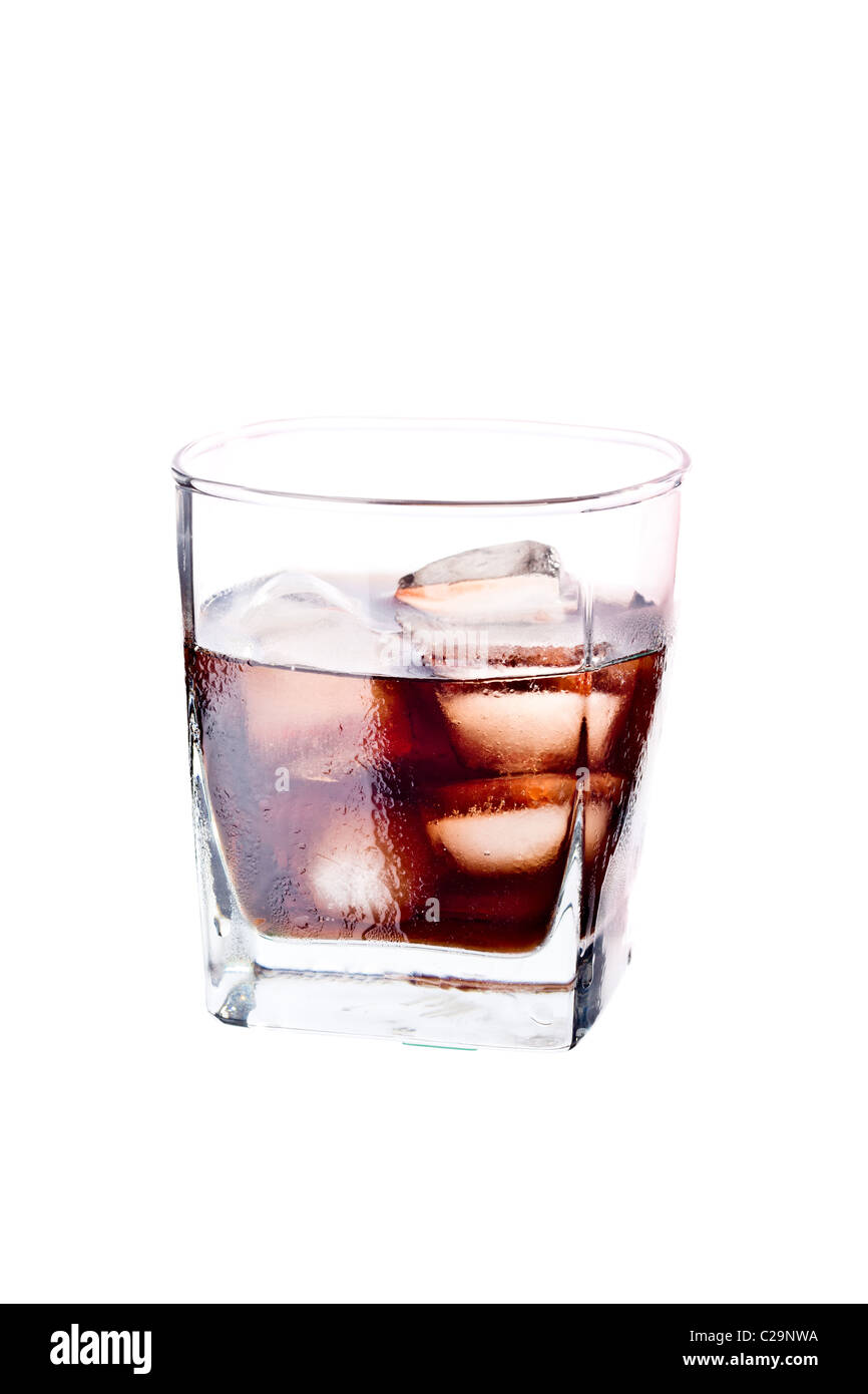 Smokey Scotch Whiskey on the Rocks sur fond blanc. Banque D'Images