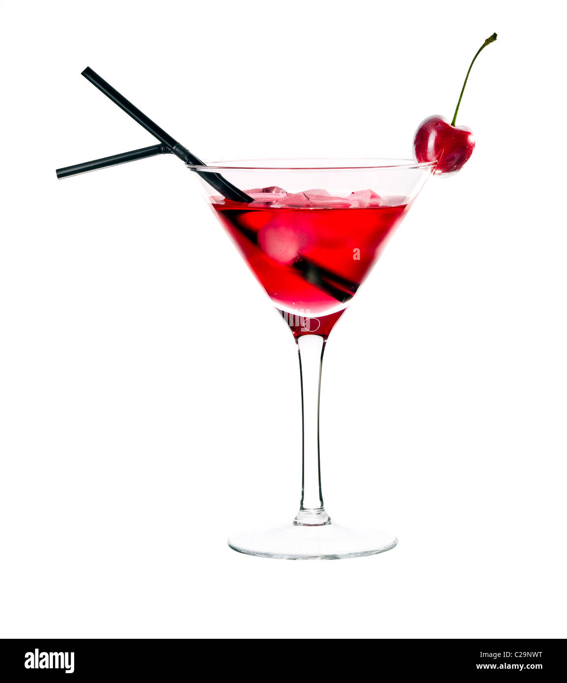 Verre rouge en verre à martini, garnie de cerise marachino. Isolé sur fond blanc. Banque D'Images