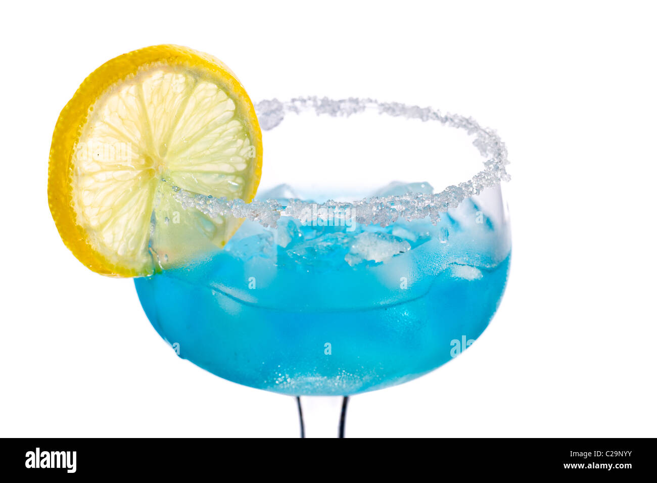 Des cocktails sur blanc : Blue Marguerite. Banque D'Images