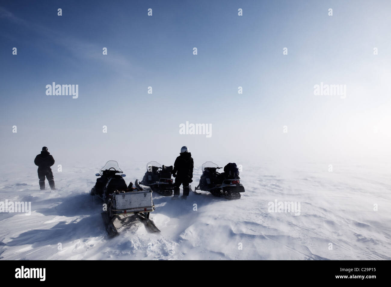 Un chasse-neige paysage avec trois motoneiges sur une expédition Banque D'Images