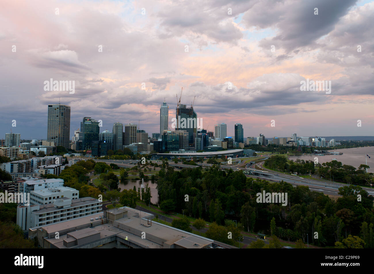 La ville de Perth de Kings Park sur une chaude soirée orageuse. Banque D'Images