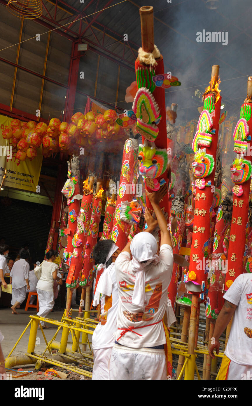 Dévot plaçant bougie géant offert par les fidèles pendant le festival végétarien , San Jao Sieng Kong culte ,wat sung heng yee Banque D'Images
