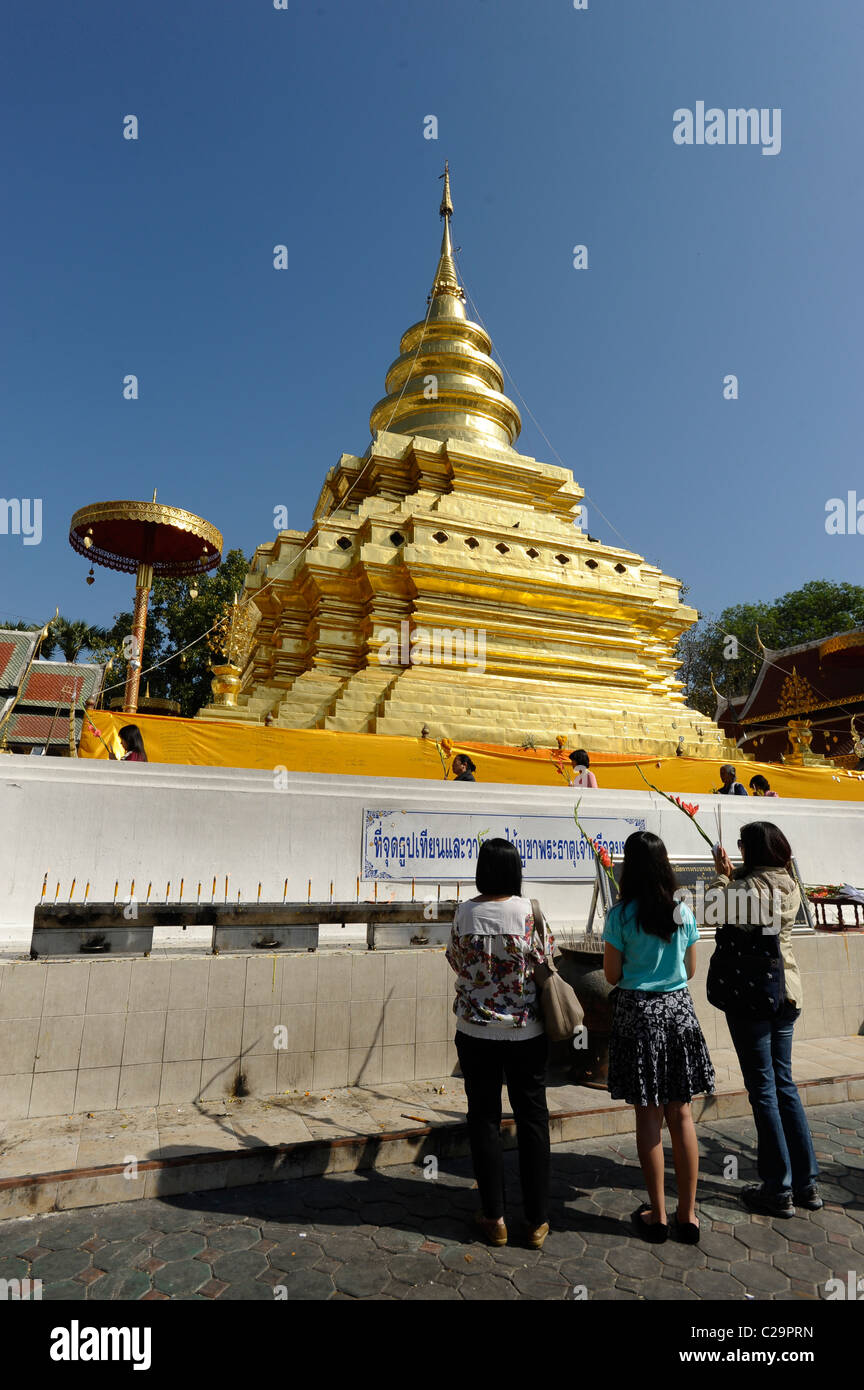Les gens priaient à Pagoda( Chedi) , Wat Phra That Doi Chom Thong Jom Thong, le District, la province de Chiang Mai, Thaïlande Banque D'Images