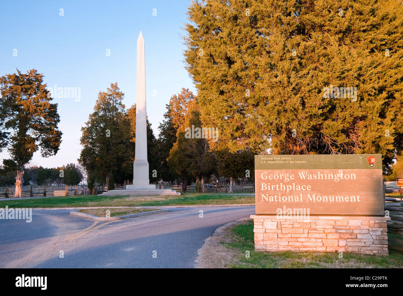 Obélisque commémoratif à l'entrée de la George Washington Birthplace National Monument Banque D'Images