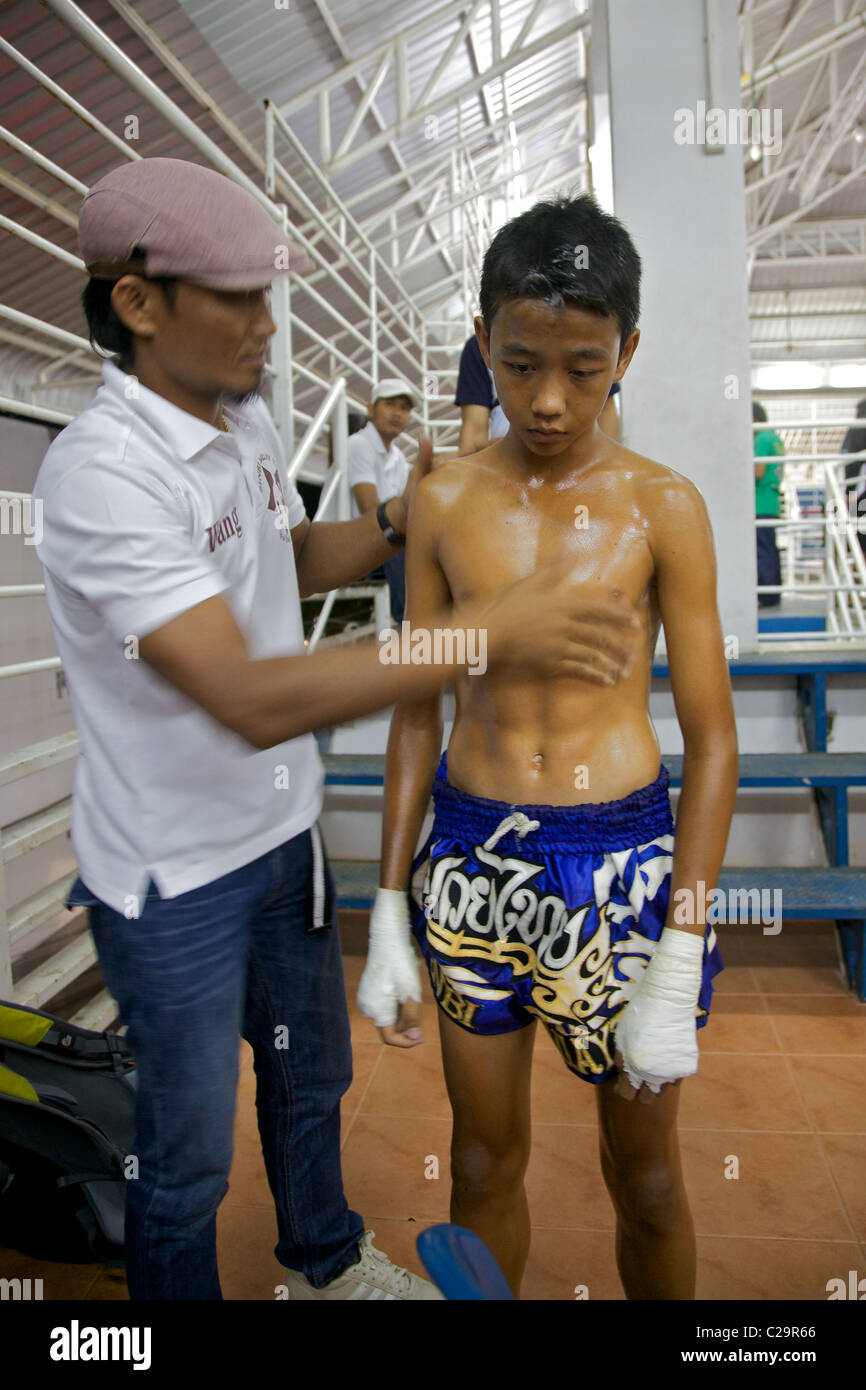 Un jeune boxeur de Muay Thai kick juste avant son combat, Phuket Thailand  Photo Stock - Alamy