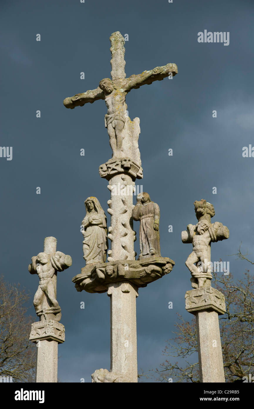 La crucifixion. Jésus et les deux voleurs. Détails de Guéhenno (56420) Calvaire , Morbihan, Bretagne, France, Europe. Construire en 1550 par F. Guillonic Banque D'Images