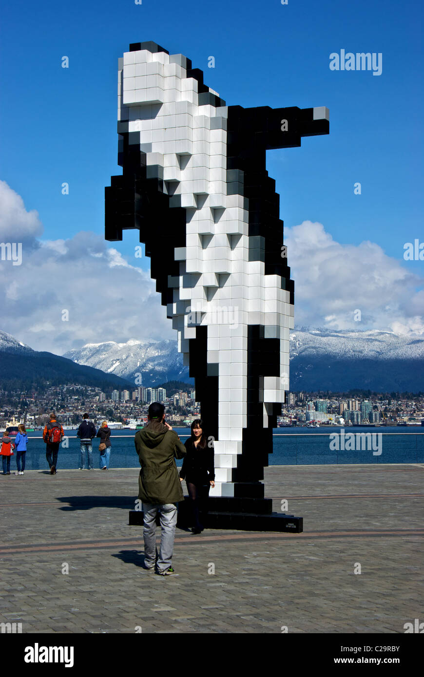 Doug Coupland Pixel Orca épaulard sculpture Jack Poole Plaza Vancouver Harbour fond recouvert de neige sur les montagnes du North Shore Banque D'Images