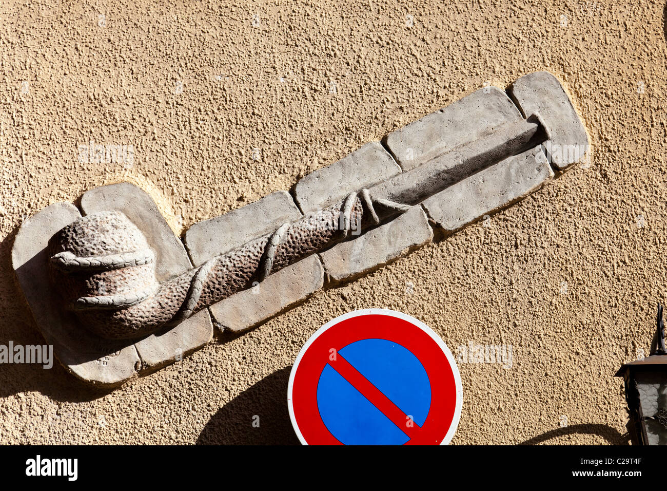 Sculpture en relief d'une pipe sur un mur dans la Barben, Vars, Provence-Alpes-Côte d'Azur, France. Banque D'Images