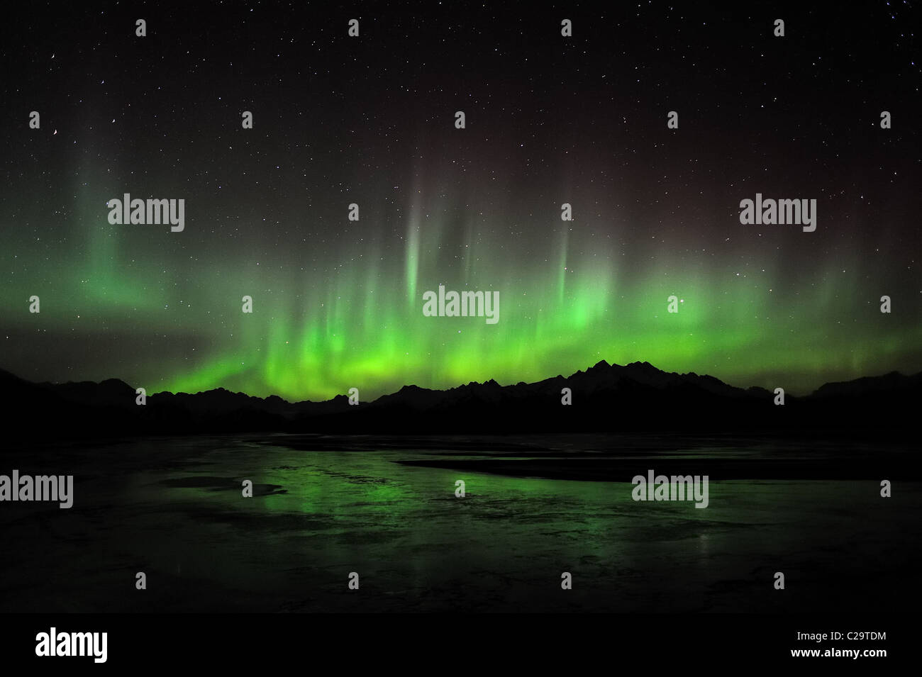 Northern Lights qui se reflète sur une rivière gelée en Alaska, USA. Banque D'Images