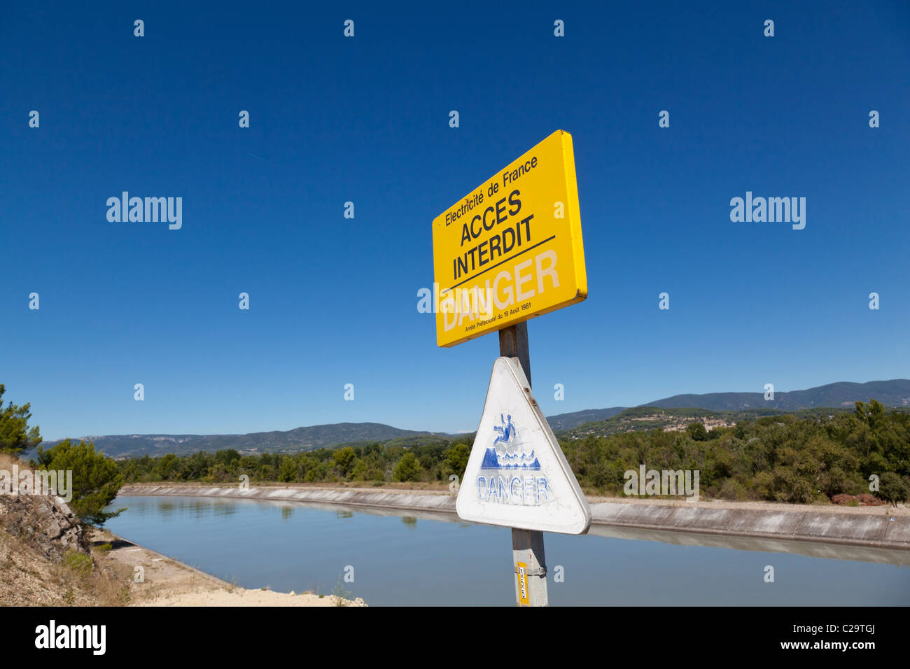 Le signe de danger, 'entrée interdite' sur une partie de la partie canalisée de la rivière Durance / Verdon, Var, France. Banque D'Images