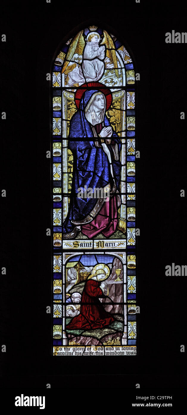 Un vitrail par Burlison et Grylls représentant la Vierge Marie lors de la Crucifixion et de l'agonie du Christ ; Banque D'Images