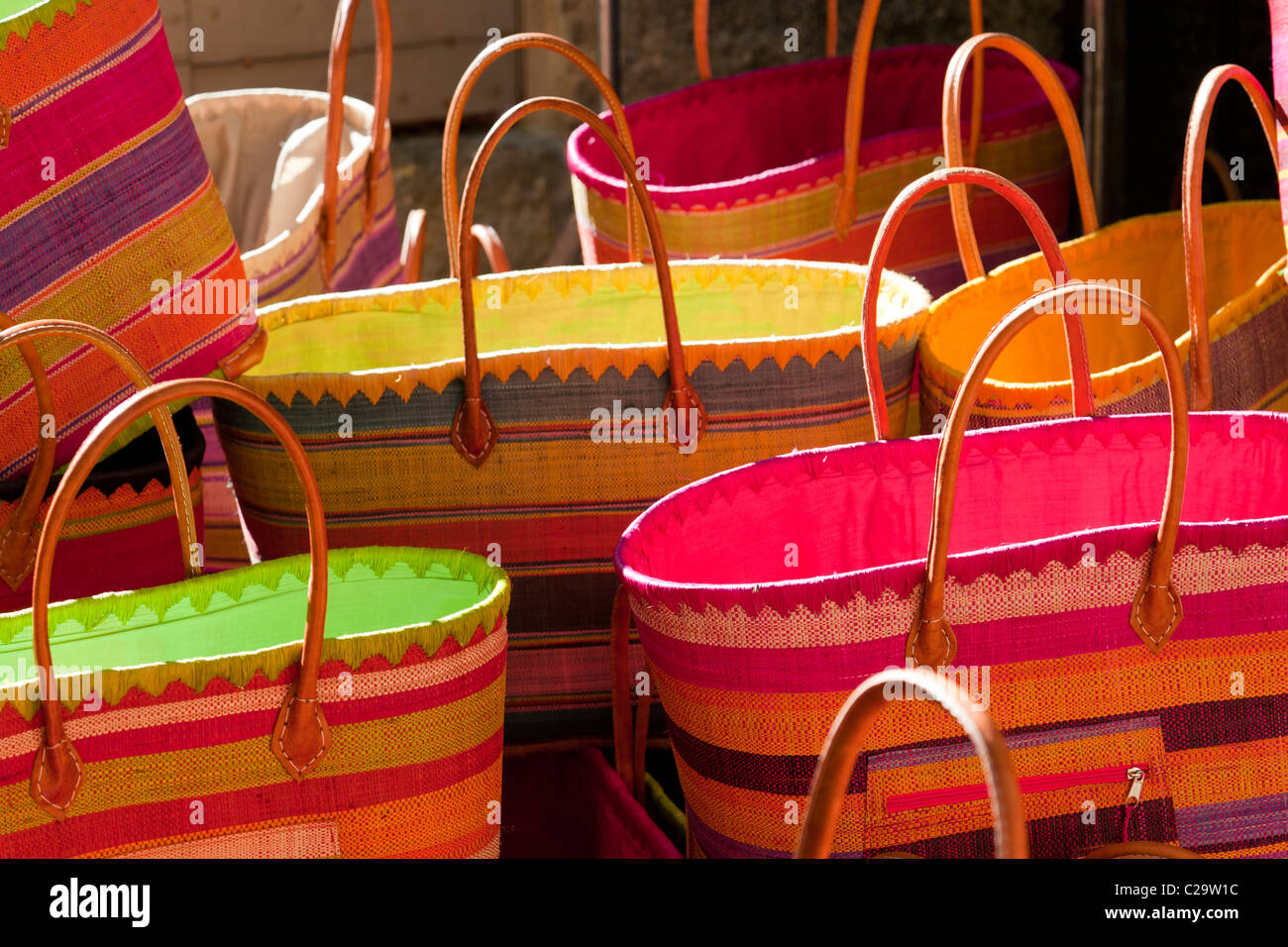 Des paniers en tissu coloré en vente sur stand à Uzès, Gard, Languedoc- Roussillon, France Photo Stock - Alamy