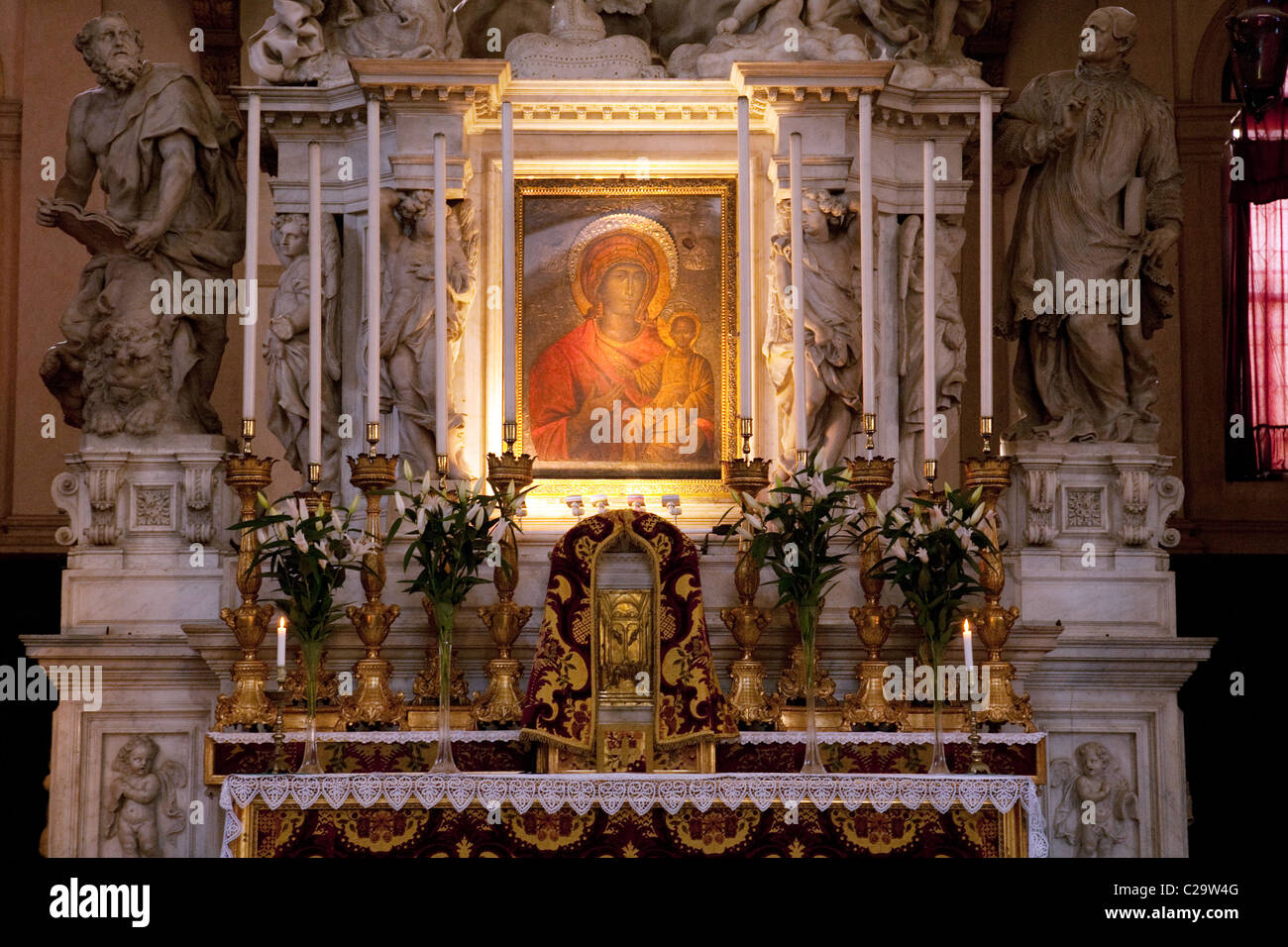 L'autel à l'intérieur de l'église de Santa Maria della Salute, Venise, Italie Banque D'Images