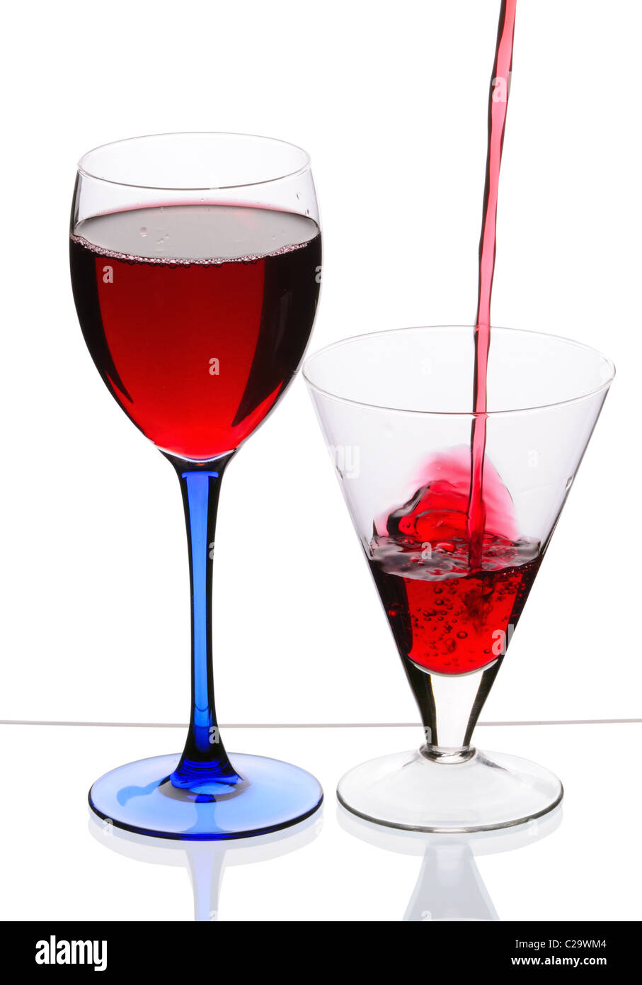 Verre à vin rouge isolé sur fond blanc Banque D'Images