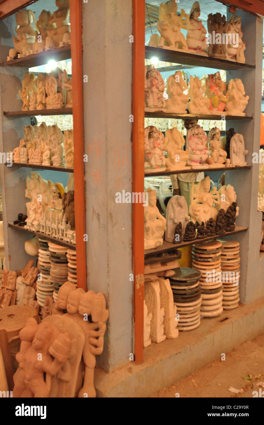 Les idoles de dieux à vendre dans un marché local en Inde. Banque D'Images