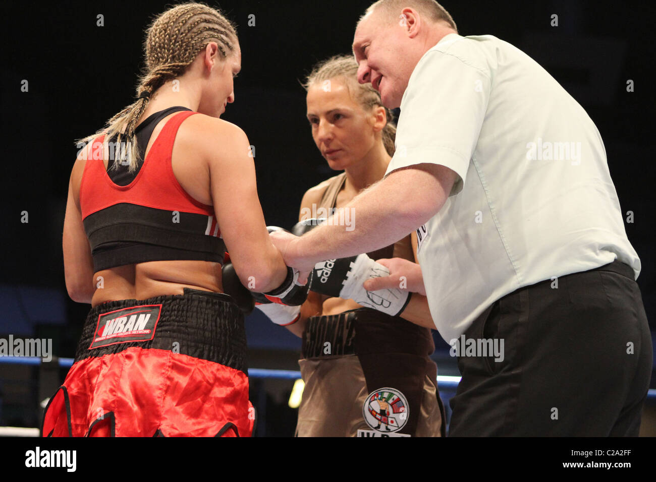 WBC Super-champion poids plume Olivia Gerula (short rouge) de Winnipeg, le Canada a défait le français fighter Myriam Chomaz après Banque D'Images
