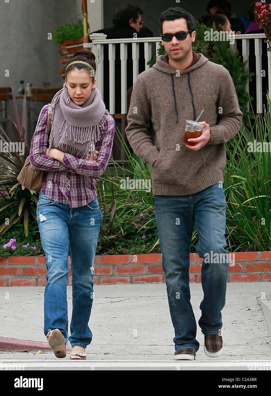 Jessica Alba et Cash Warren Jessica Alba portant une écharpe chunky,  chemise à carreaux et jeans va pour le déjeuner avec son mari Cash Photo  Stock - Alamy