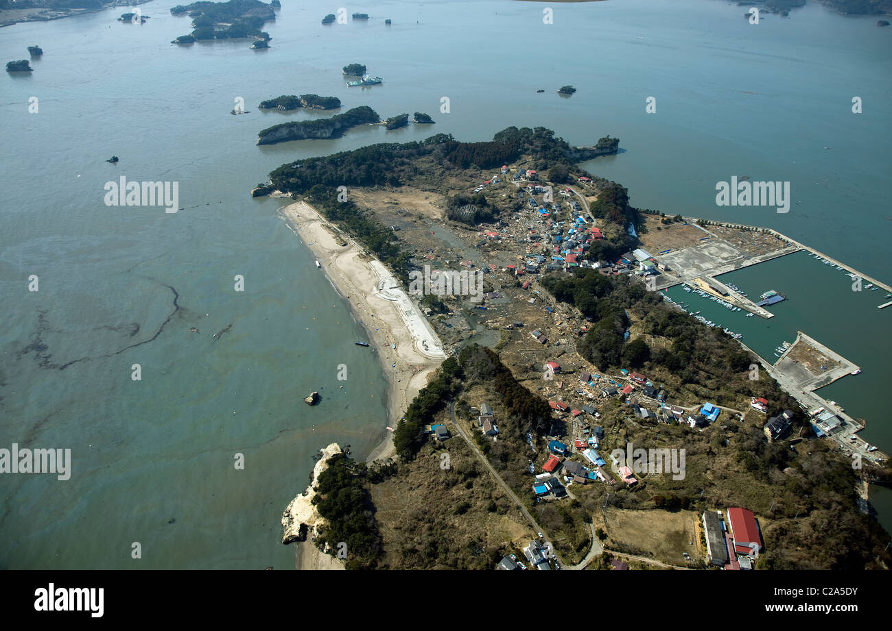 Vue aérienne de dommages à Matsushima Bay, Shiogama, préfecture de Miyagi après un 9. Séisme de magnitude 0 et le tsunami qui a suivi Banque D'Images