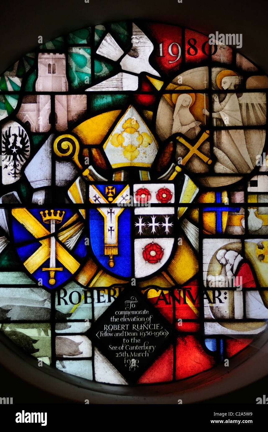 Un vitrail dans la chapelle du Collège Trinity Hall de Cambridge, England, UK Banque D'Images