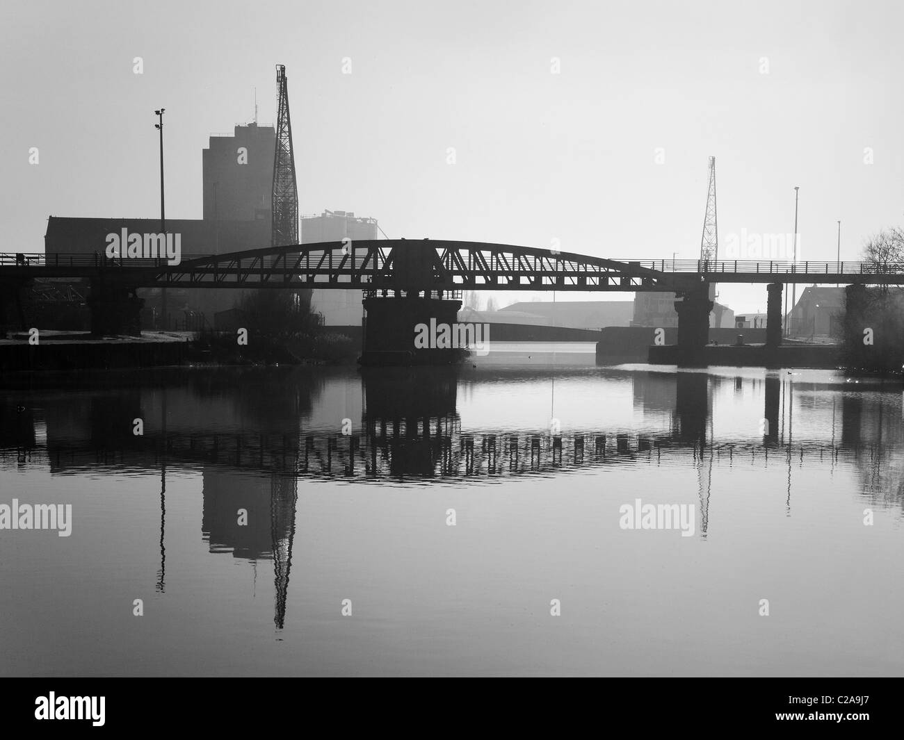 Pont tournant de la netteté sur la netteté et de Gloucester canal dans la brume du matin Banque D'Images