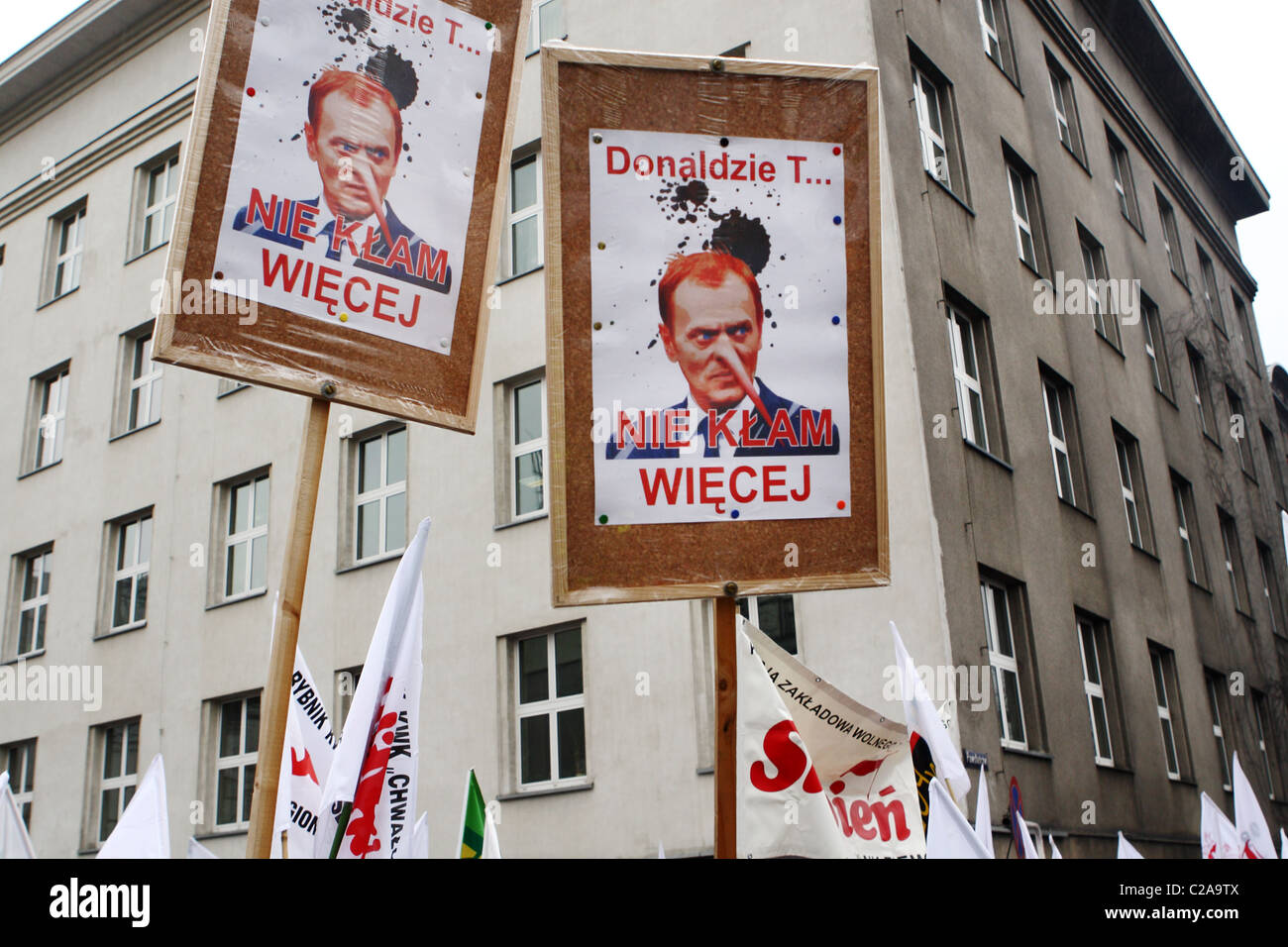 Des affiches avec la caricature du premier ministre polonais Donald Tusk avec description : 'Donald T... Ne vous allongez pas plus'. Voir description Banque D'Images