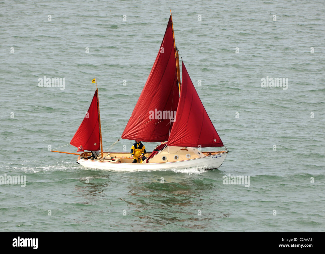 Un yacht classique avec red sails en cours dans un bon vent. Banque D'Images