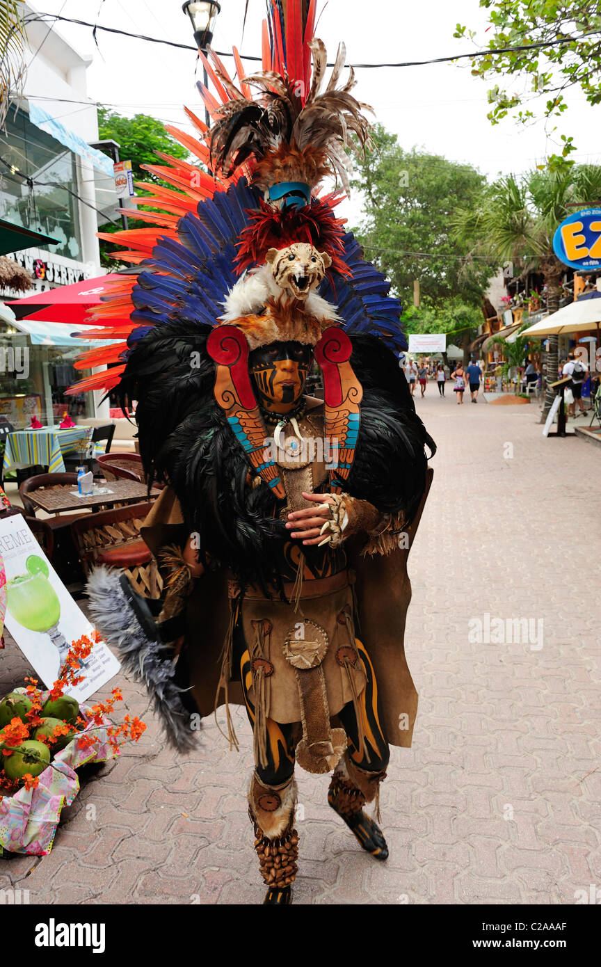 Homme portant des costumes traditionnels mayas à Playa del Carmen, Quintana Roo, Mexique Banque D'Images