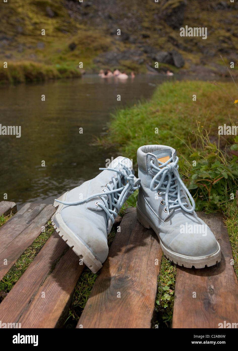 Chaussures de randonnée par geothermal Hot spring, Landmannalaugar, Islande Banque D'Images